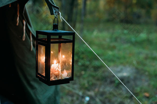 复古的古董灯笼燃烧蜡烛挂营帐篷夏天森林