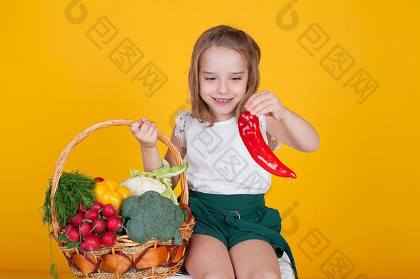 小美丽的女孩持有篮子新鲜的水果蔬菜健康的食物