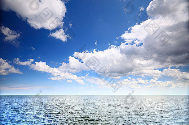 白色毛茸茸的云蓝色的天空表面海