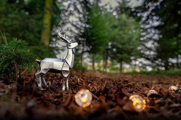银金属闪亮的现代几何鹿松树森林自然