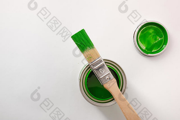 开放绿色丙烯酸油漆罐白色表格画笔能概念上的背景绘画材料空间文本水平