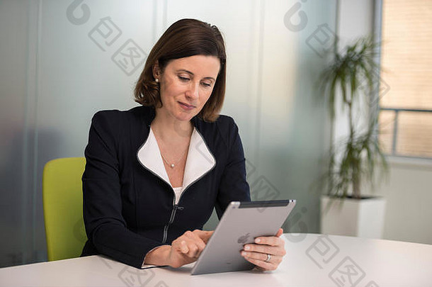 白色聪明的顾问业务女人西装会议房间技术工作iPad平板电脑清洁现代办公室环境
