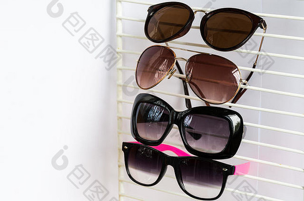 生时尚优雅太阳镜商店各种风格太阳镜保护愿景太阳概念夏天时间