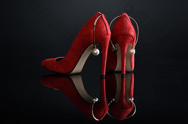 红色的高非常女人鞋子