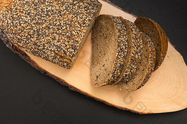 <strong>小麦</strong>切片面包特写镜头木表面