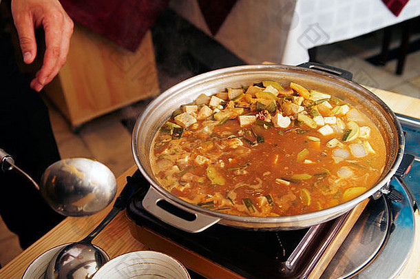 美味的健康的亚洲厨房- - - - - -华丽的有营养的朝鲜文汤
