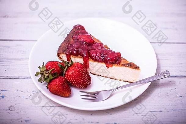 巧克力蛋糕芝士蛋糕草莓完美的安排板白色木表格