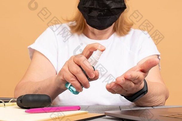 特写镜头岁的女人消毒手洗手液工作电脑移动PC笔记本在线学习教育购物工作首页