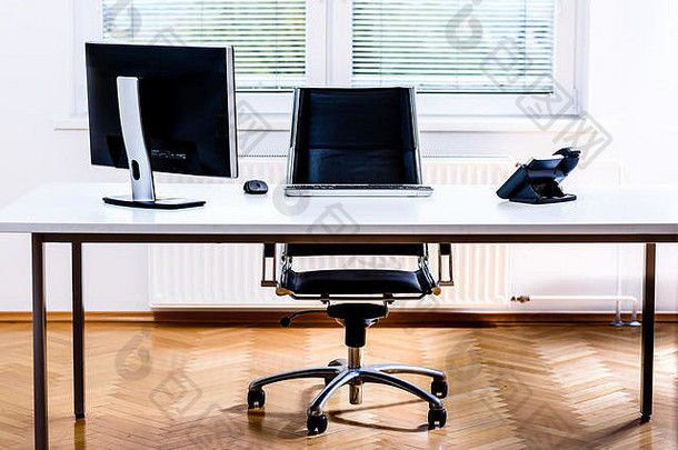 现代空办公室空间桌子上电脑电话椅子概念企业工作空缺促销活动金融世界业务一般