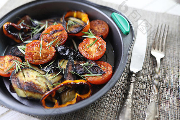 蔬菜烤锅炸茄子西红柿