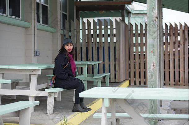女人坐着板凳上空咖啡馆海岸北卡罗莱纳