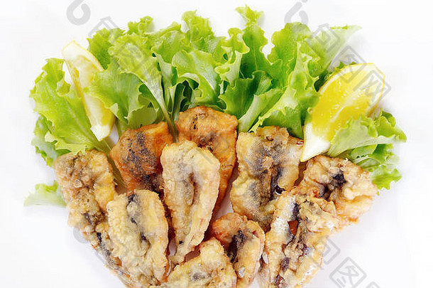 典型的菜那不勒斯厨房意大利凤尾鱼面包面粉蛋炸花生石油准备好了餐陪同绿色沙拉