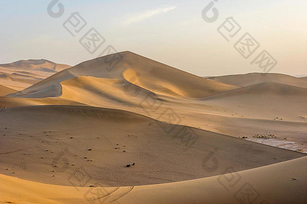 色彩斑斓的沙子沙丘戈壁沙漠下午太阳敦煌中国