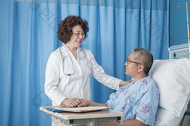 微笑医生检查病人说谎医院床上