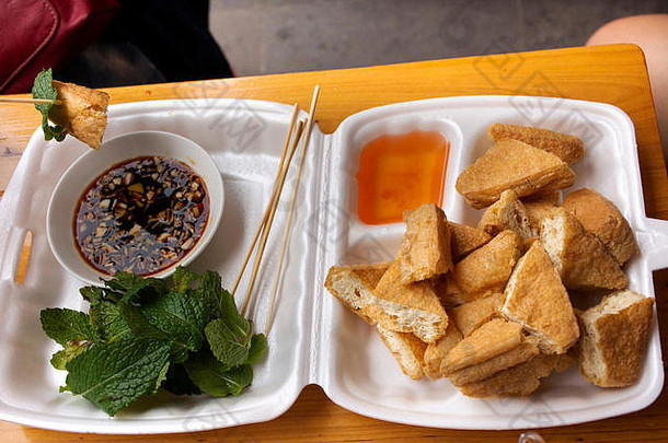 炸豆腐蔬菜甜蜜的酱汁中国人风格泡沫盒子木表格餐厅小镇古老的城市中心潮州