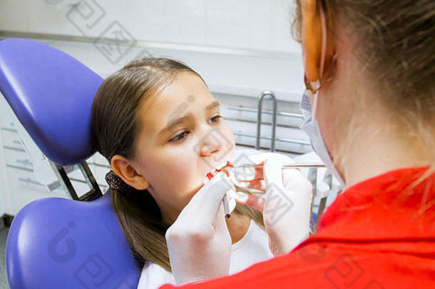 肖像十几岁的女孩牙齿检查牙医