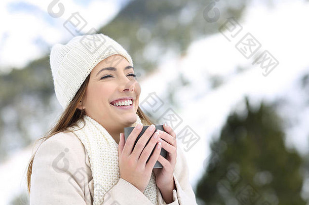 肖像快乐女人保持温暖的持有杯咖啡冬天假期雪山