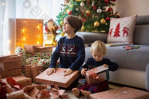 快乐孩子们男孩开放礼物圣诞节一天穿着睡衣