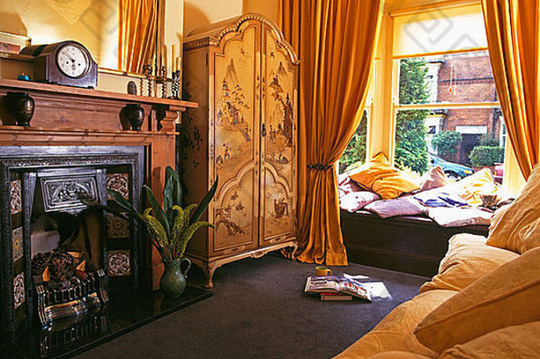 橙色<strong>窗帘</strong>窗口联排别墅生活房间中国式的橱柜凹室爱德华七世时代壁炉