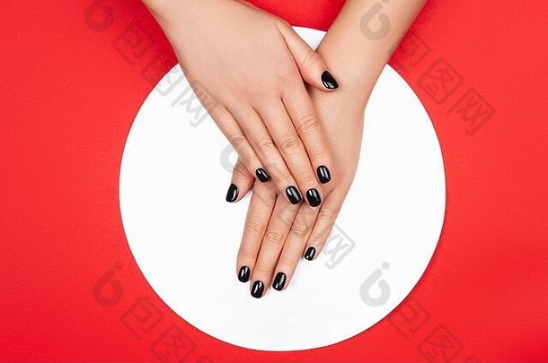 黑色的修指甲有创意的红色的银背景平躺风格