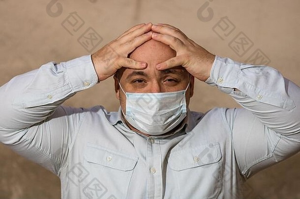 生病的年轻的男人。头疼医疗保护脸面具说明了流感大流行冠状病毒疾病模糊背景科维德爆发欧元