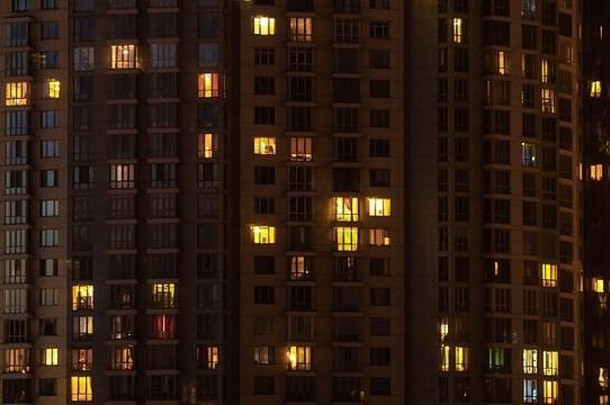 外观视图生活公寓建筑发光的窗户晚上