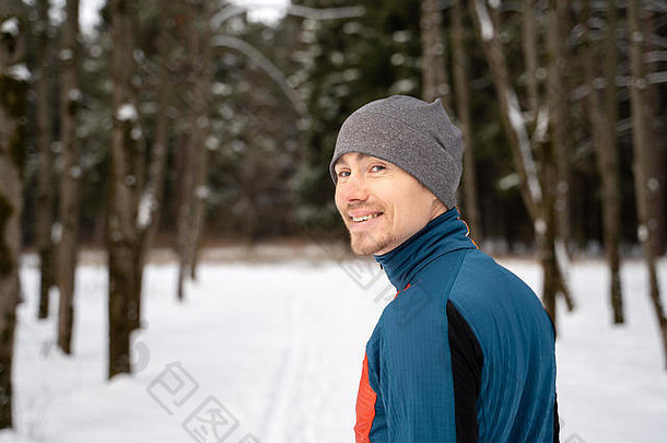 肖像跑步者回来穿着温暖的运动服装准备运行