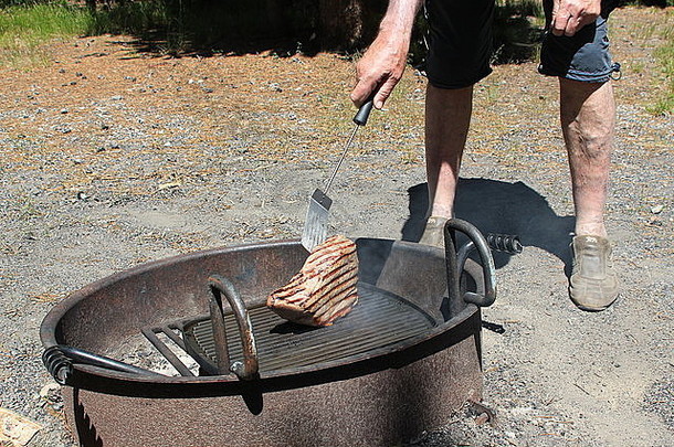 男人。烹饪大<strong>牛排</strong>烧烤烧烤火坑象征着烧烤烹饪但烹饪烹饪在户外