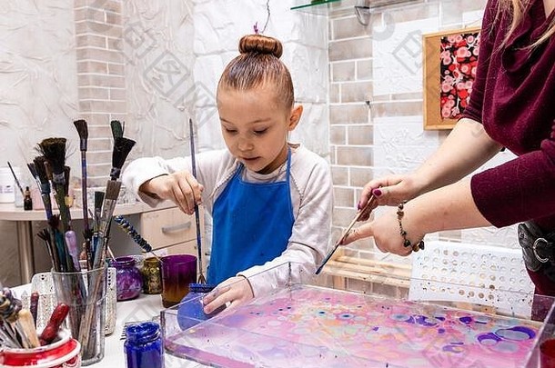女老师显示女孩技术创建绘画主类工作室埃布鲁艺术绘画水