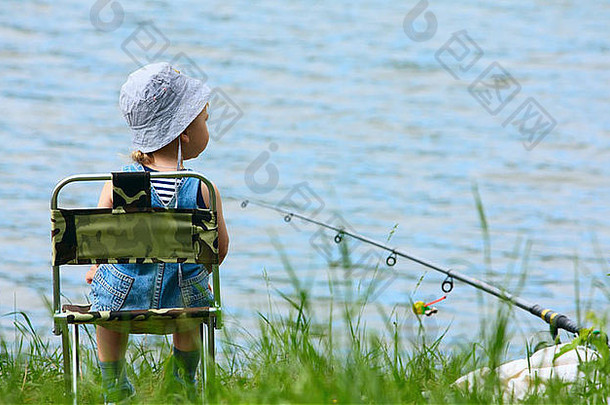 男孩钓鱼杆坐着湖