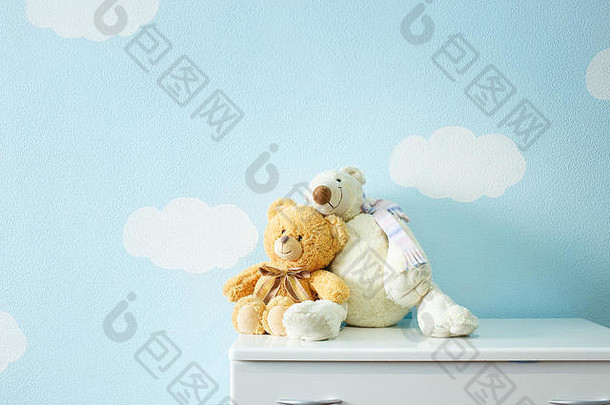 爱泰迪熊坐着背景天空云