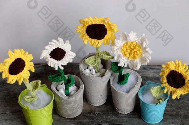 令人惊异的花花瓶表格使工艺针织艺术纱白色黄色的向日葵绿色叶子Jar不错的装饰