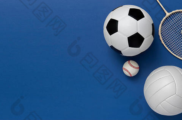 各种各样的体育设备包括篮球足球球排球棒球羽毛球球拍蓝色的背景