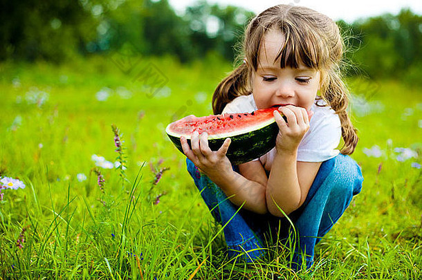 可爱的女孩吃西瓜草夏季