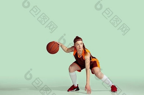 年轻的高加索人女篮球球员行动运动游戏孤立的薄荷彩色的背景概念体育运动运动能源动态健康的生活方式培训练习