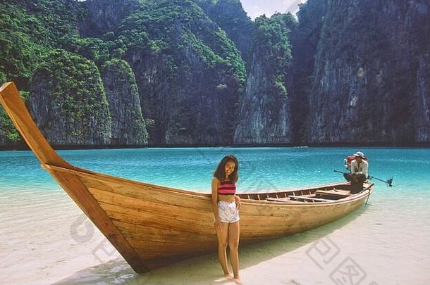 漂亮的女孩摆姿势长尾巴船废弃的海滩玛雅湾KOH斐斐海滩旅游储备的后代