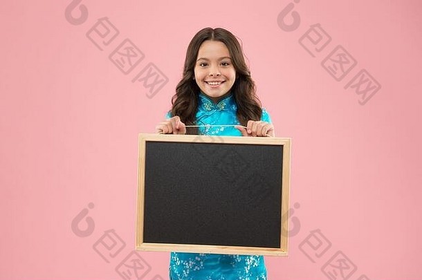 <strong>学校宣传</strong>快乐孩子持有黑板上粉红色的背景孩子微笑整洁宣传董事会广告宣传宣传机构回来学校市场营销运动复制空间