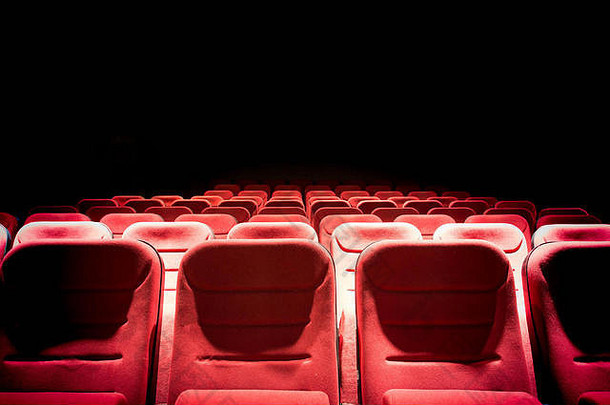 黑暗电影剧院投影光空红色的座位