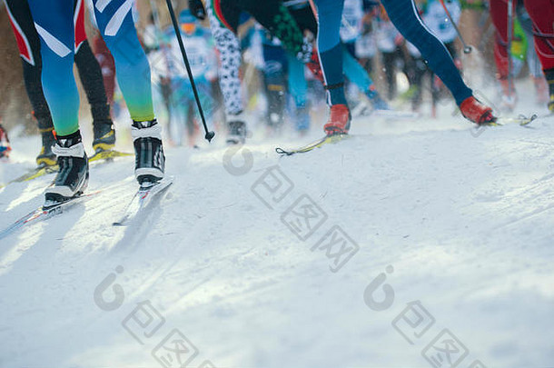 滑雪马拉松De-focused视图腿运动员运行雪