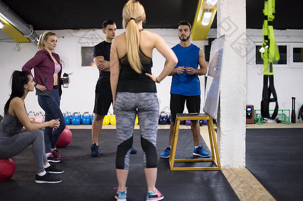 培训集团年轻的运动员指令教练锻炼交叉健身健身房