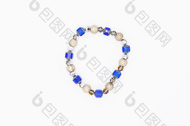 蓝色的清晰的彩色的不同的大小的珠子手镯白色背景