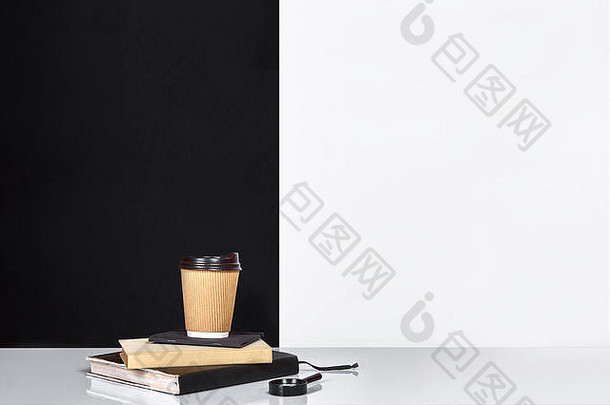 书笔记本杯咖啡黑色的白色墙