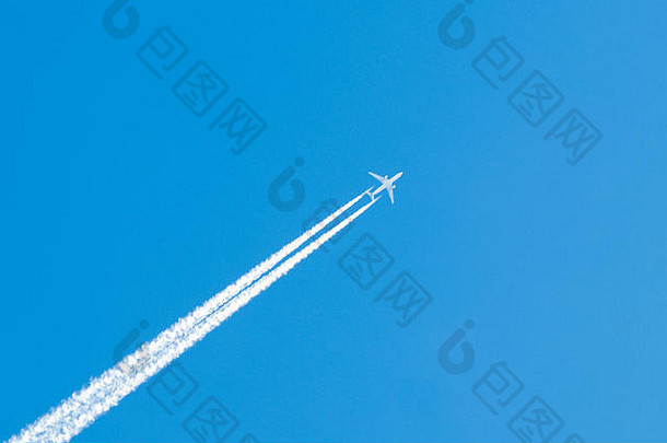 飞机飞机双胞胎蒸汽小径明亮的蓝色的天空