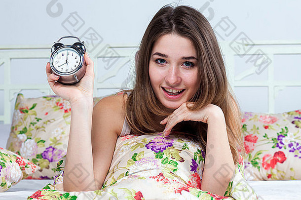 年轻的女孩床上时钟服务