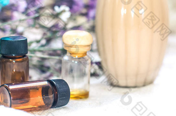 瓶至关重要的石油Herbal医学芳香疗法下降瓶孤立的白色背景新鲜的迷迭香花至关重要的油