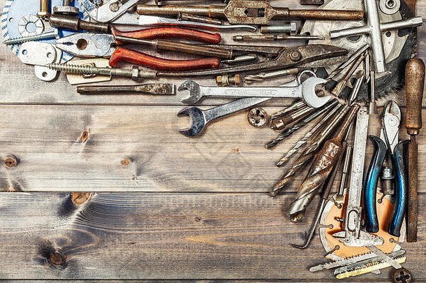 工具背景古董金属工具集合木工作台复制空间前视图平躺