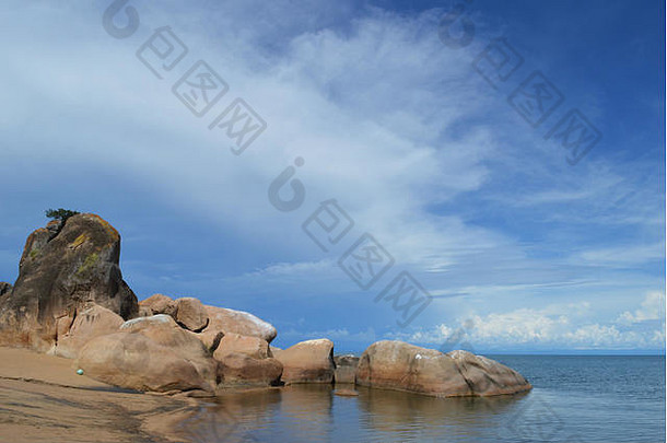 令人惊异的蓝色的湖马拉维尼萨包围石头海滩非洲