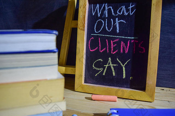 客户短语色彩斑斓的手写的黑板上教育业务概念报警时钟粉笔书黑色的背景