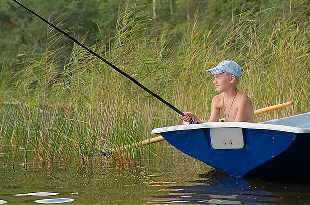 年轻的渔夫钓鱼船