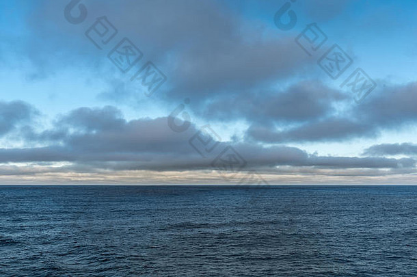 塔斯曼海澳大利亚3月较低的照片蓝色的海水低挂棕色（的）云地平线更高的浮动灰色的